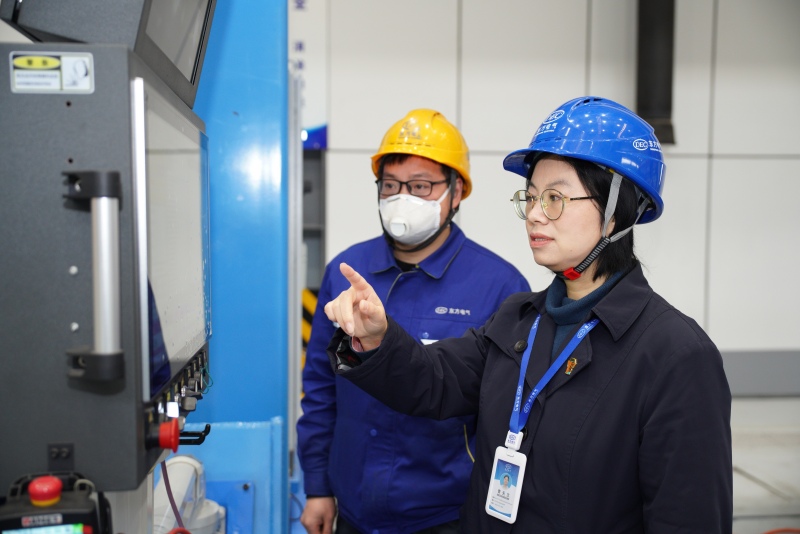 曹天蘭在東方汽輪機國內(nèi)首個綠色高效焊接車間進行技術服務。受訪者供圖