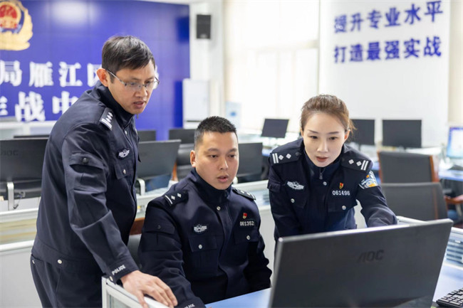 資陽市公安局雁江區(qū)分局刑事偵查大隊教導(dǎo)員、一級警長蕭軼，奮戰(zhàn)在刑偵第一線。圖片來源：資陽市公安局