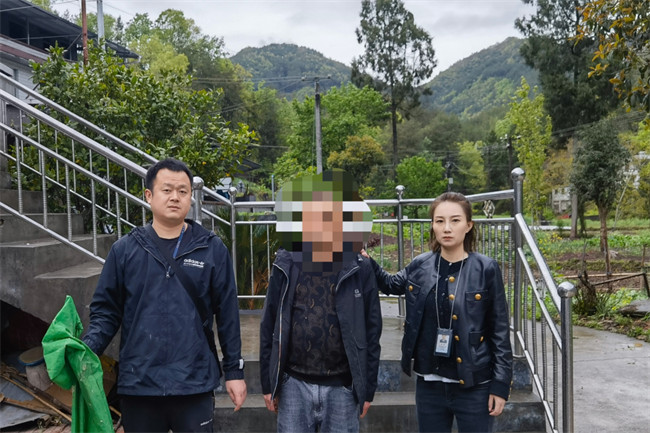 資陽(yáng)市公安局雁江區(qū)分局刑事偵查大隊(duì)教導(dǎo)員、一級(jí)警長(zhǎng)蕭軼，奮戰(zhàn)在刑偵第一線(xiàn)。圖片來(lái)源：資陽(yáng)市公安局