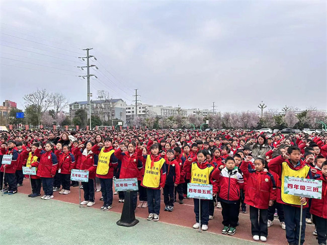 “2024年資陽市中小學校森林防滅火主題教育”啟動儀式，全校師生積極參與。圖片來源：楊維麗