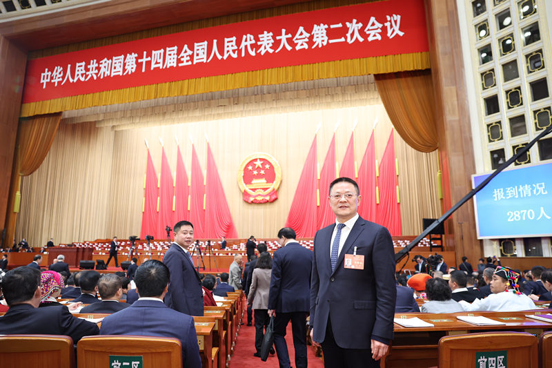 全國人大代表王誠在大會(huì)堂 四川能投宣傳部供圖