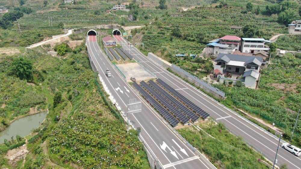 蜀道集團(tuán)投建四川攀大高速分布式光伏項(xiàng)目。蜀道集團(tuán)供圖
