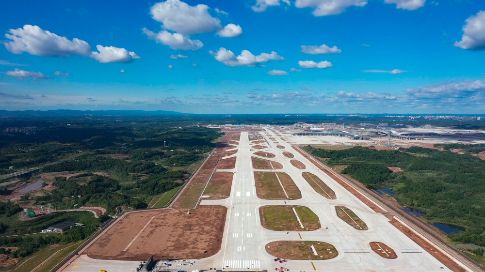 完工后的成都天府國際機場西一跑道。李勝供圖