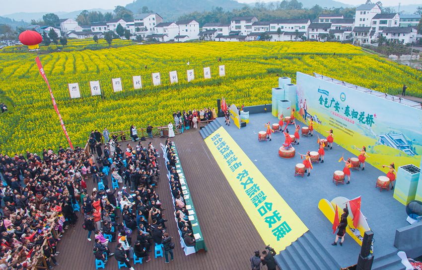 廣安市廣安區(qū)花橋鎮(zhèn)的萬畝油菜花爭奇斗艷。花橋鎮(zhèn)供圖