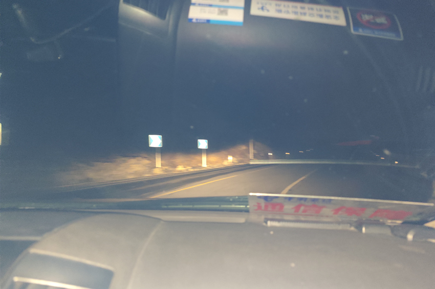 中國(guó)電信應(yīng)急通訊保障車趕往一線。中國(guó)電信四川公司供圖