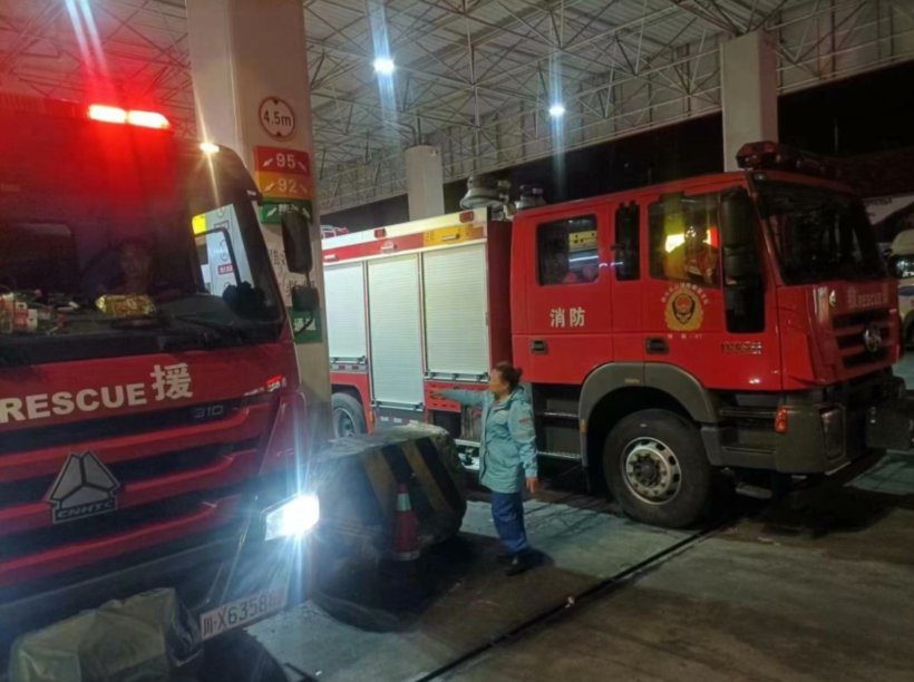 救援車輛正在中石油跑馬山加油站現(xiàn)場(chǎng)加油。三蘭拉姆攝