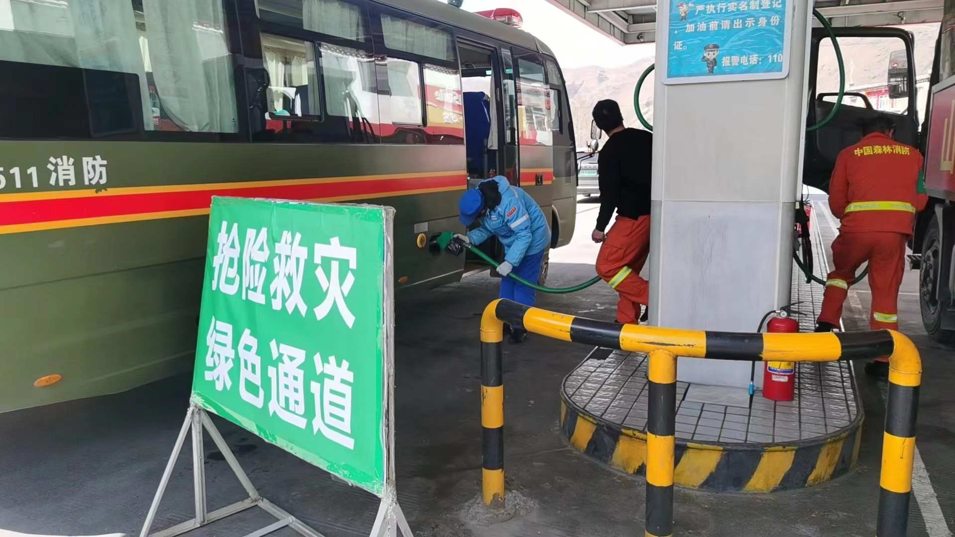 搶險救災綠色通道加油現(xiàn)場。中國石油四川銷售供圖