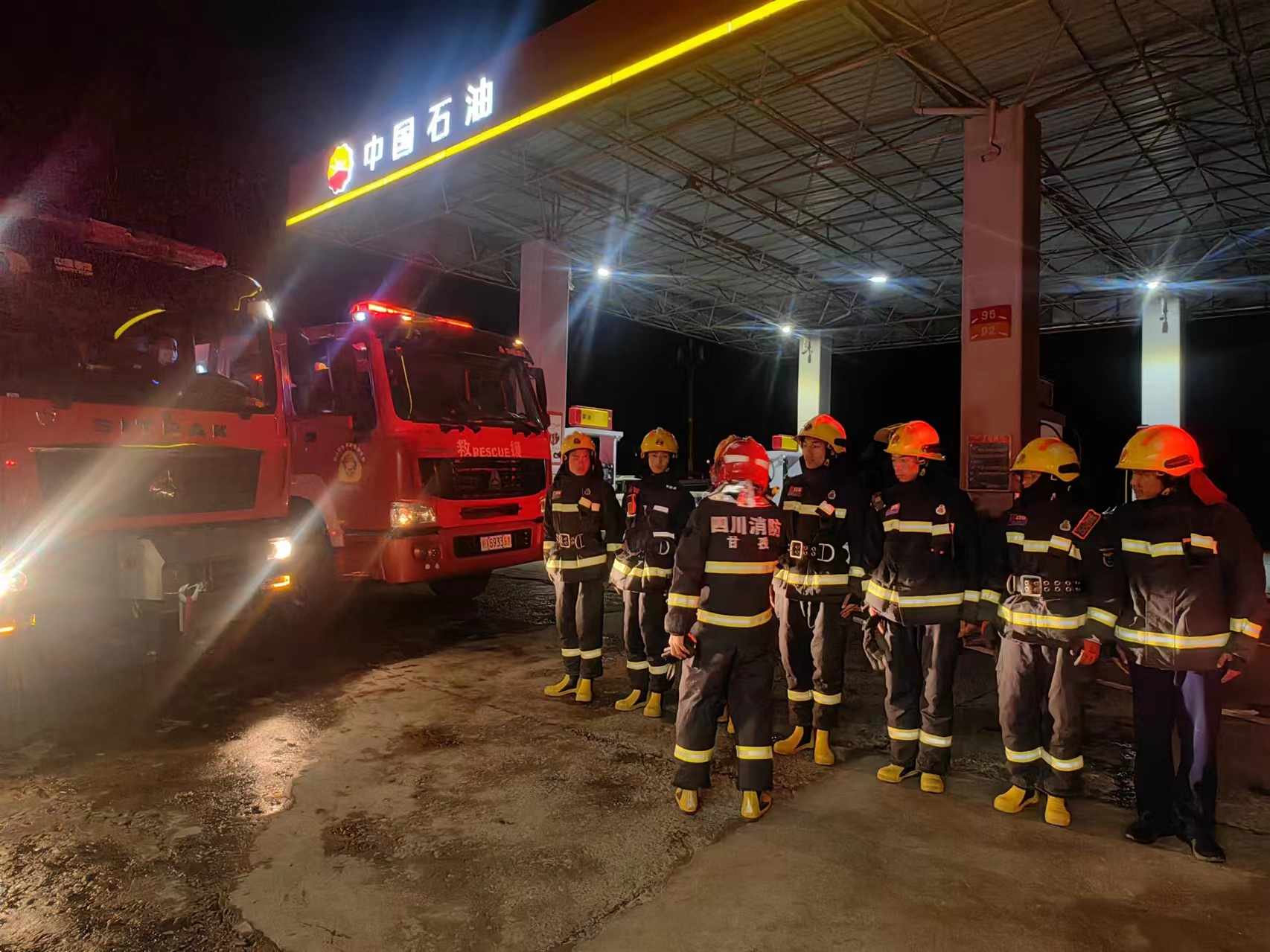 消防員現(xiàn)場(chǎng)待命。中國(guó)石油四川銷售公司供圖