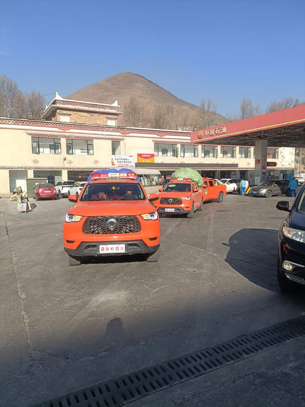 應(yīng)急救援車輛出發(fā)。中國(guó)石油四川銷售公司供圖