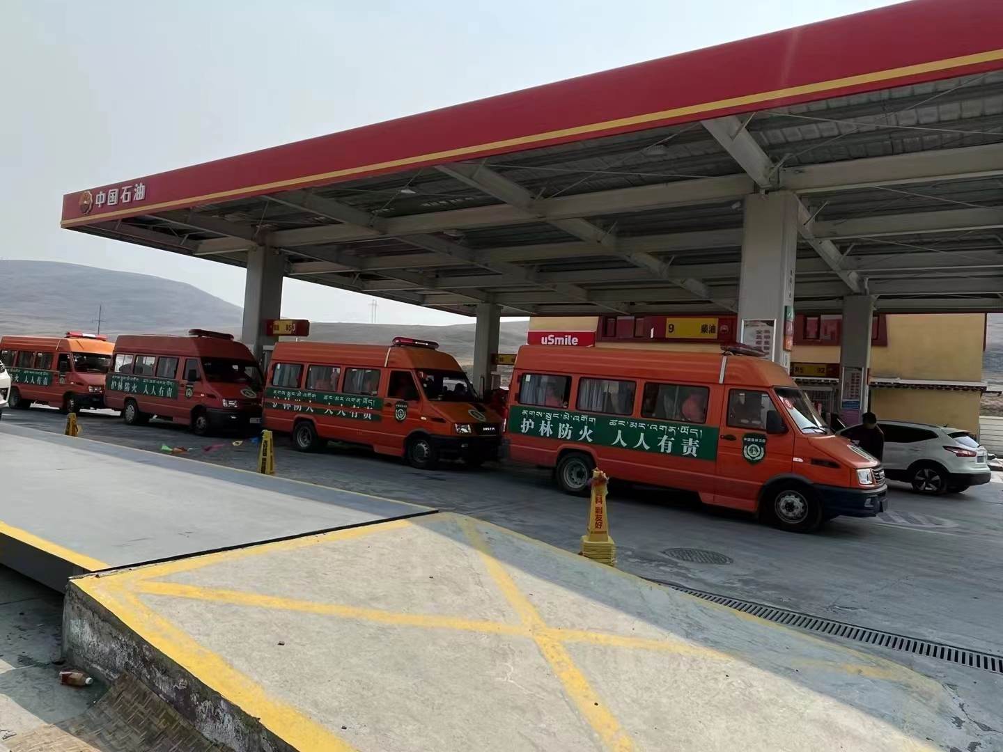 應(yīng)急救援車輛排隊加油。中國石油四川銷售公司供圖