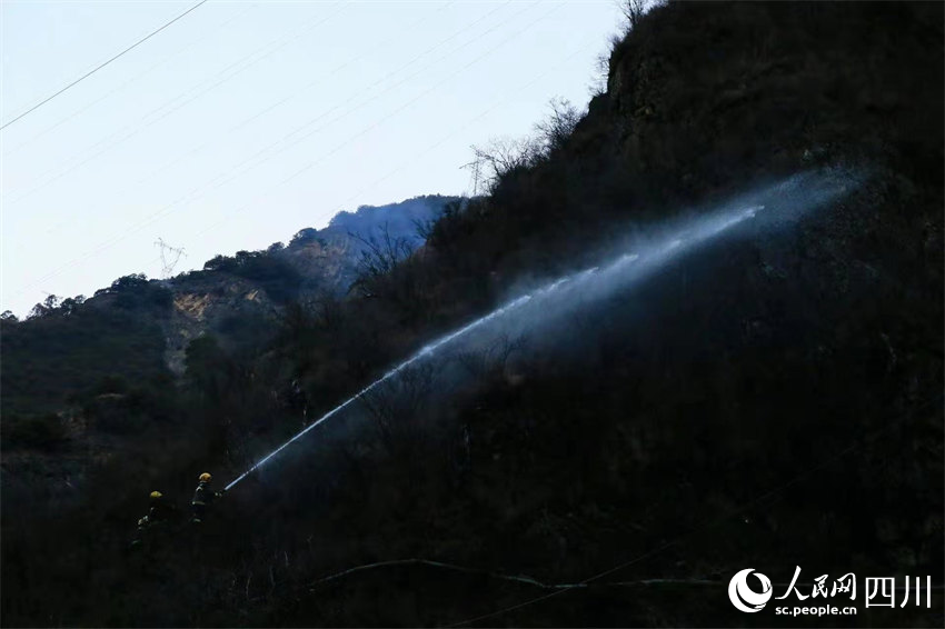 森林消防員在滅火。人民網(wǎng)記者 朱虹攝