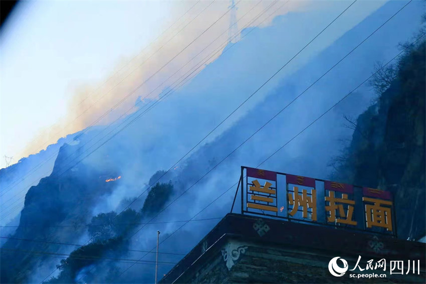 明火依舊很清晰。人民網(wǎng)記者 朱虹攝