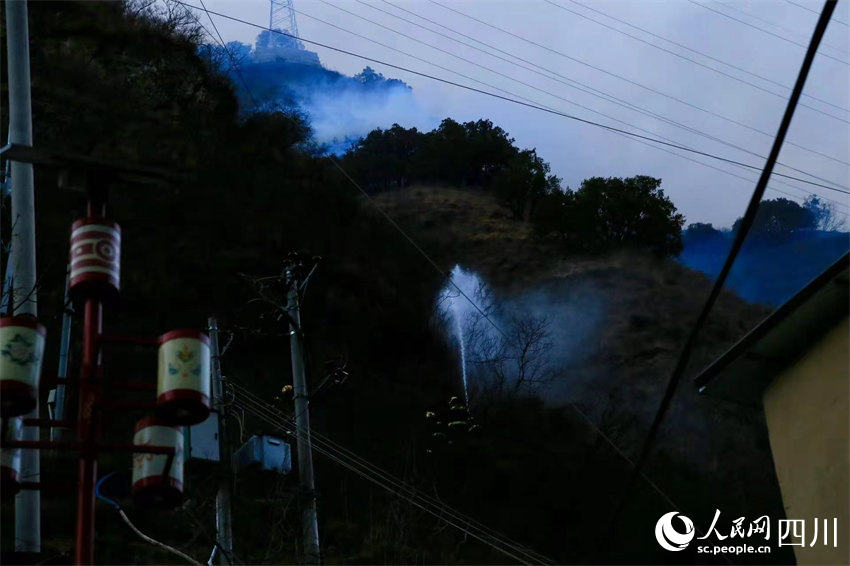 明火依舊清晰，森林消防員在滅火。人民網(wǎng)記者 朱虹攝