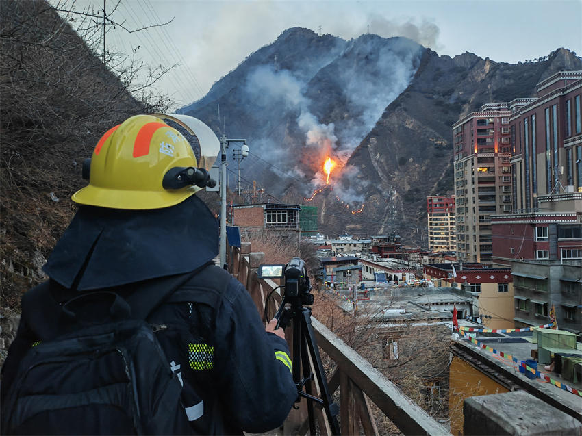 在雅江縣呷拉鎮(zhèn)，消防員利用4G單兵回傳現(xiàn)場火勢。四川省消防救援總隊供圖