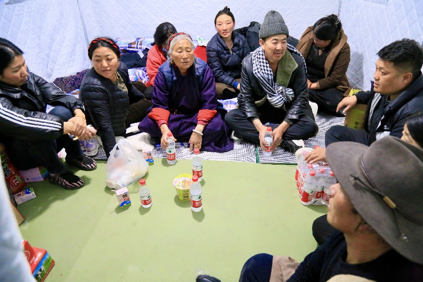 雅江縣城關(guān)第一完全小學(xué)安置點的群眾。人民網(wǎng)記者 朱虹攝