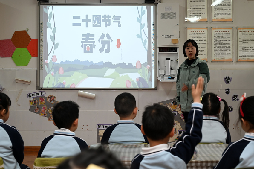 小朋友在老師帶領(lǐng)下學習春分節(jié)氣知識。蘭自濤攝