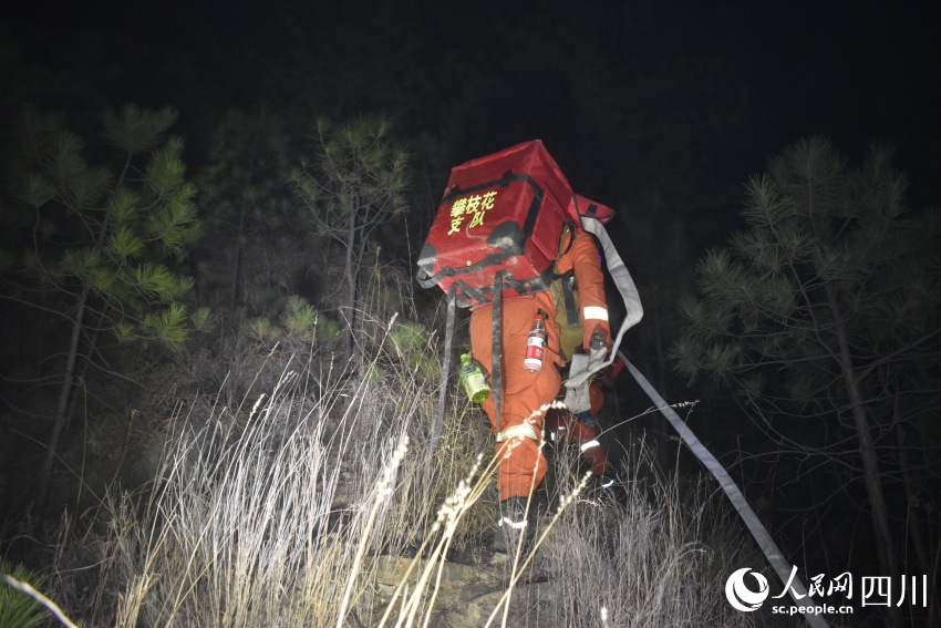 四川省森林消防總隊攀枝花市支隊森林消防員正在搬運物資。殷豪良攝