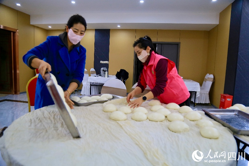 “愛(ài)心饃饃”團(tuán)隊(duì)制作好的饅頭。人民網(wǎng)記者朱虹攝