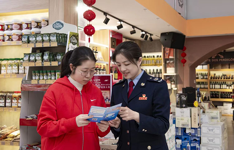 稅務(wù)干部到企業(yè)宣傳新的稅收優(yōu)惠政策。成都市稅務(wù)局供圖