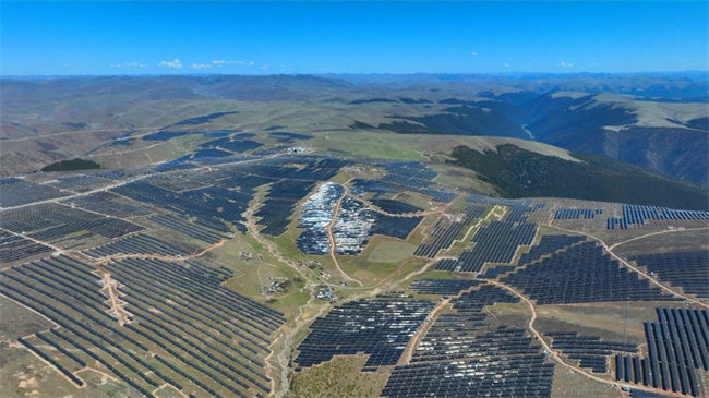 世界最大水光互補電站柯拉光伏電站。成都院供圖