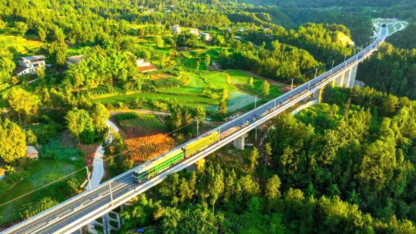 這條高鐵線路預(yù)計在年內(nèi)正式開通運營。中國鐵路成都局供圖