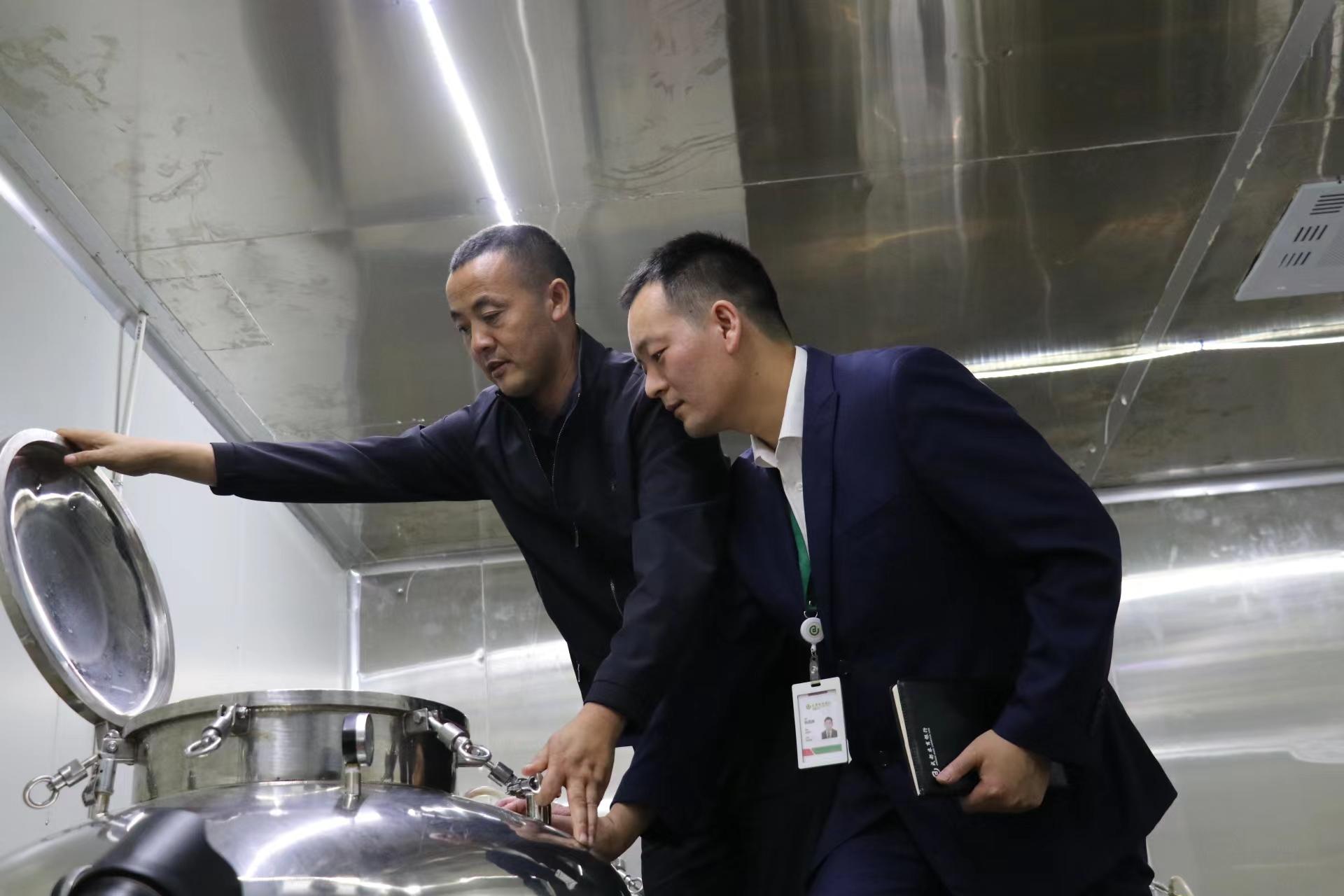 作為農(nóng)商銀行長(zhǎng)年跑一線的客戶經(jīng)理，歐昌鵬和朱勇很熟悉，對(duì)于朱勇要上新設(shè)備擴(kuò)大產(chǎn)量的事情，歐昌鵬十分上心。