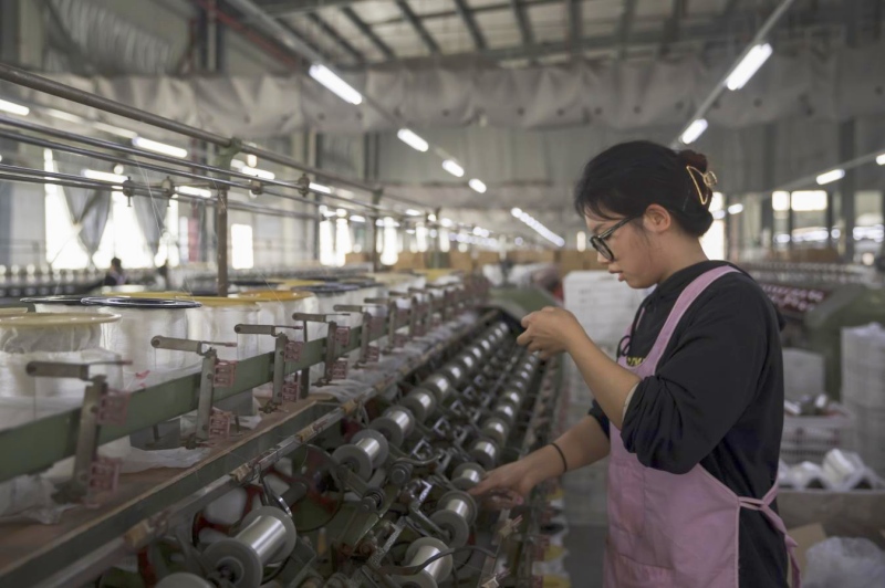 圖為海雅紡織工人在生產車間操作設備。宜賓市翠屏區(qū)結對幫扶工作隊供圖