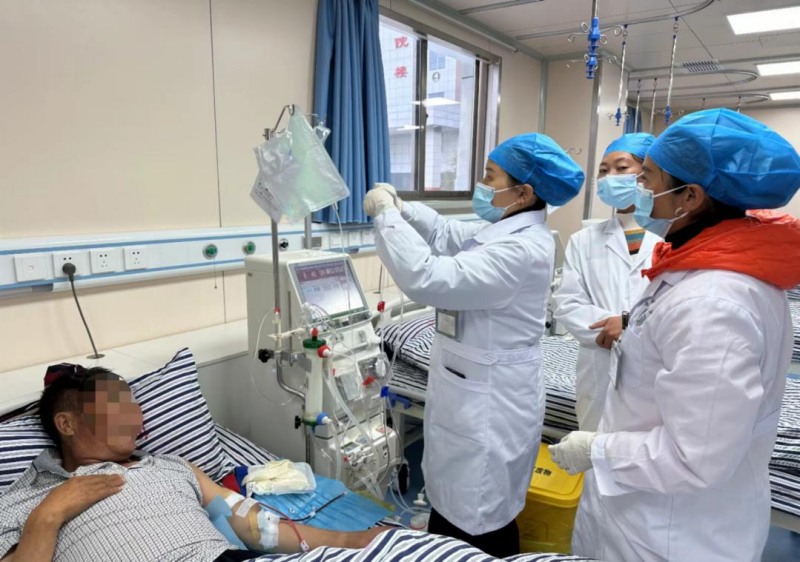 患者透析治療。江油市結對幫扶布拖縣工作隊供圖