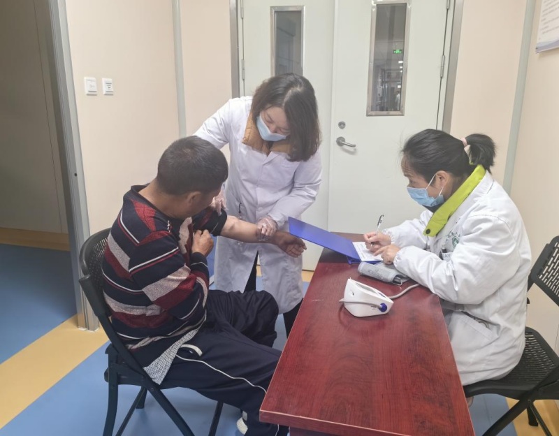 患者透析治療。江油市結對幫扶布拖縣工作隊供圖