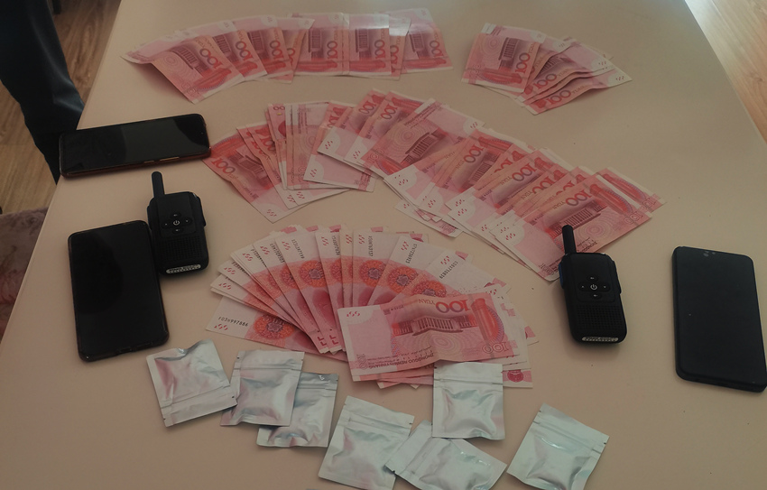 民警查獲的財(cái)物。成都成華公安供圖