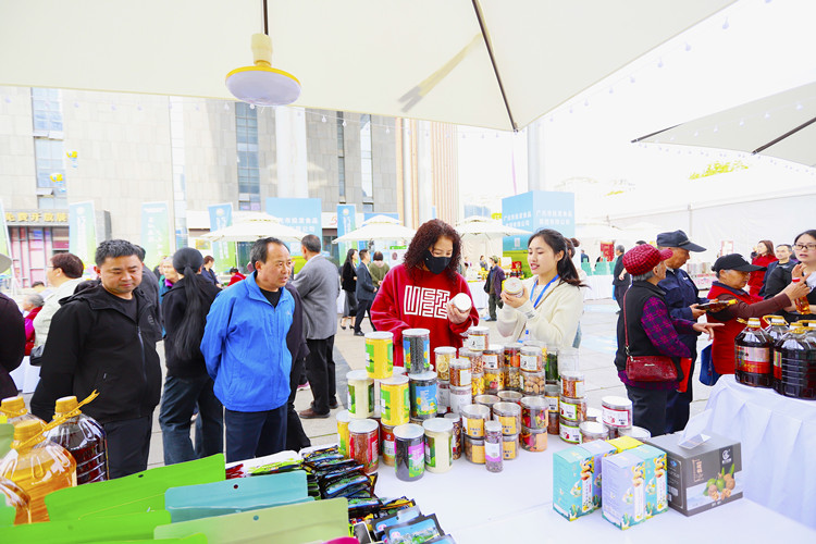 市民在食品飲料展銷匯上，選購自己喜愛的食品。四川省稅務局供圖
