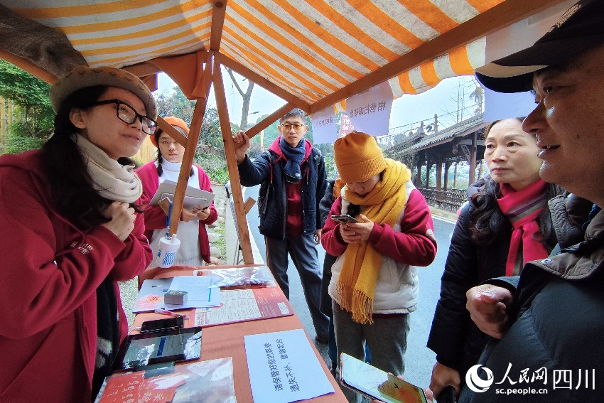1月6日，“2024成都蒲江柑甜采摘節(jié)”上，記者見到了小萌（左一）和許多年輕人忙著做訪客接待、現(xiàn)場(chǎng)布置、票務(wù)核對(duì)、采摘服務(wù)等工作。人民網(wǎng)記者朱虹攝