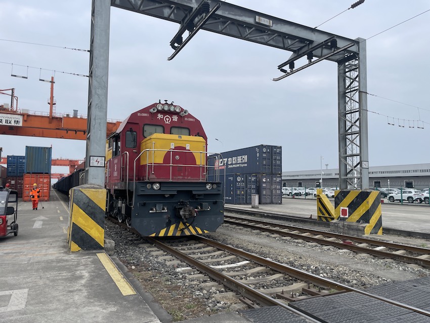 滿載貨物的列車整裝待發(fā)。蜀道集團供圖
