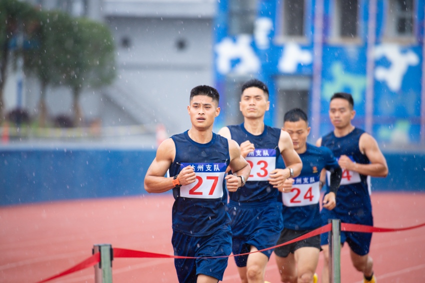 消防員在雨中進(jìn)行5000米跑比賽。達(dá)州市消防救援支隊供圖