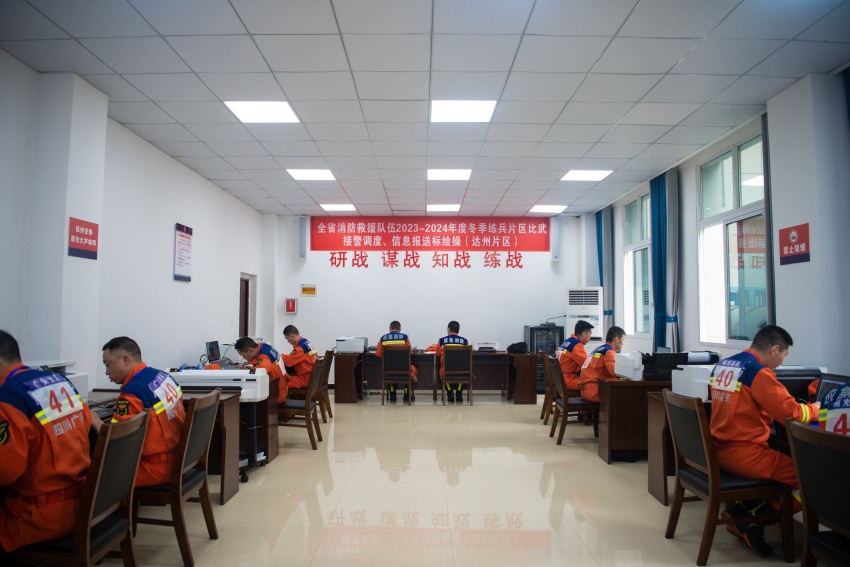 消防員正在進(jìn)行信息報(bào)送標(biāo)繪操比賽。四川省消防救援總隊(duì)供圖