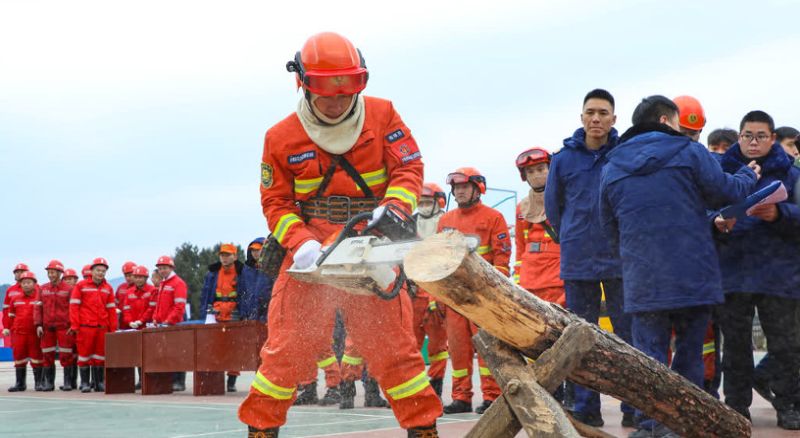 2023年12月17日瀘州市綜合應急救援支隊青年隊員參加森林撲滅火拉練比武。朱菊云供圖