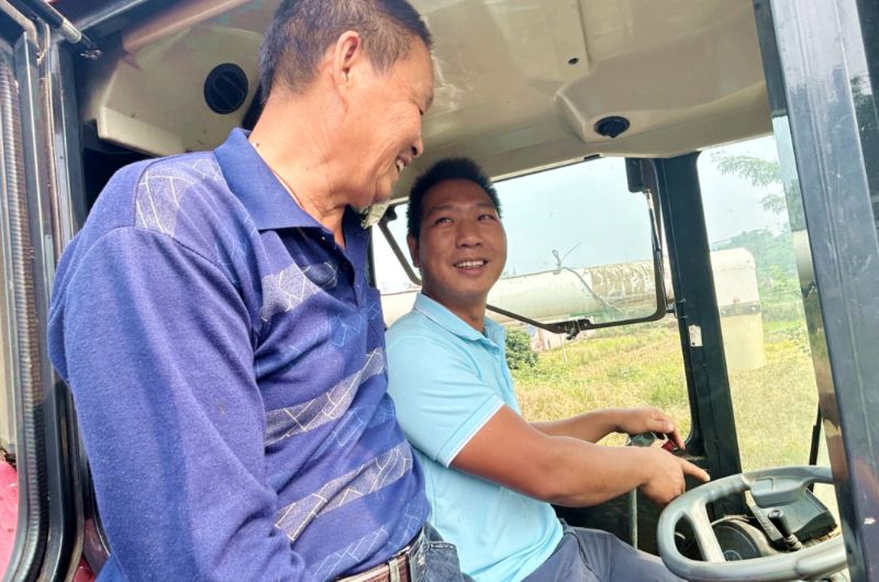 龍馬潭區(qū)雙加鎮(zhèn)涼坳村90后“新農(nóng)人”宋昭云（右）入選瀘州市“我們村的年輕人”領(lǐng)頭雁培養(yǎng)計(jì)劃。朱菊云供圖