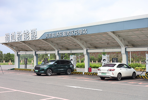 天府機(jī)場(chǎng)東服務(wù)區(qū)雙側(cè)充電站。中國(guó)石油四川銷售公司供圖