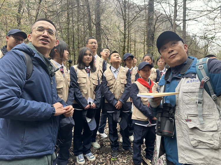 專家現場為孩子們講解熊貓的生存環(huán)境。黃管局供圖
