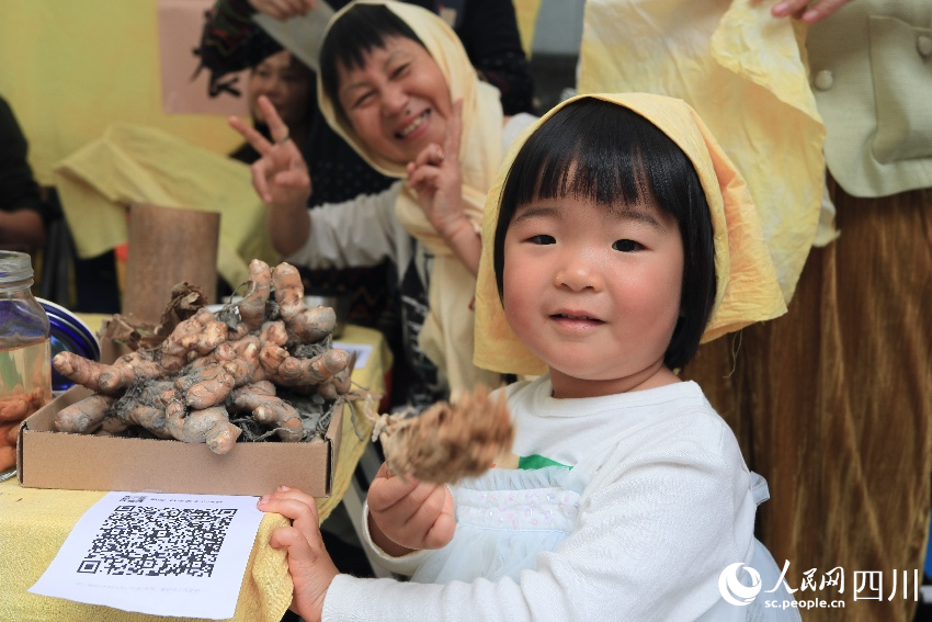 市集上的孩子。人民網(wǎng)記者 朱虹攝