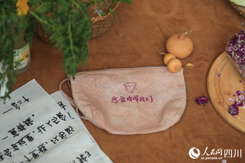“成都生活市集”一角。人民網(wǎng)記者 朱虹攝