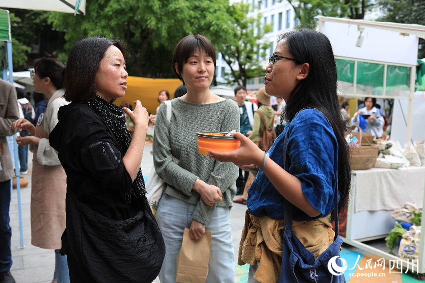 市集上的人們。人民網(wǎng)記者 朱虹攝