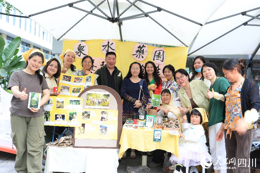 熱鬧的“成都生活市集”。人民網(wǎng)記者 朱虹攝