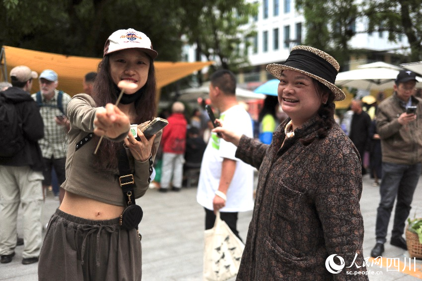 市集上的人們。人民網(wǎng)記者 朱虹攝