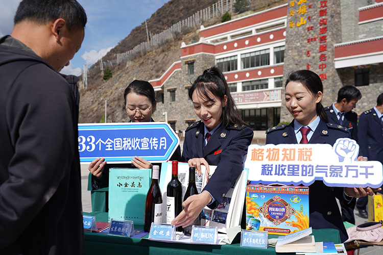 國家稅務總局小金縣稅務局在景區(qū)門口設置“流動稅宣站”。四川省稅務局供圖