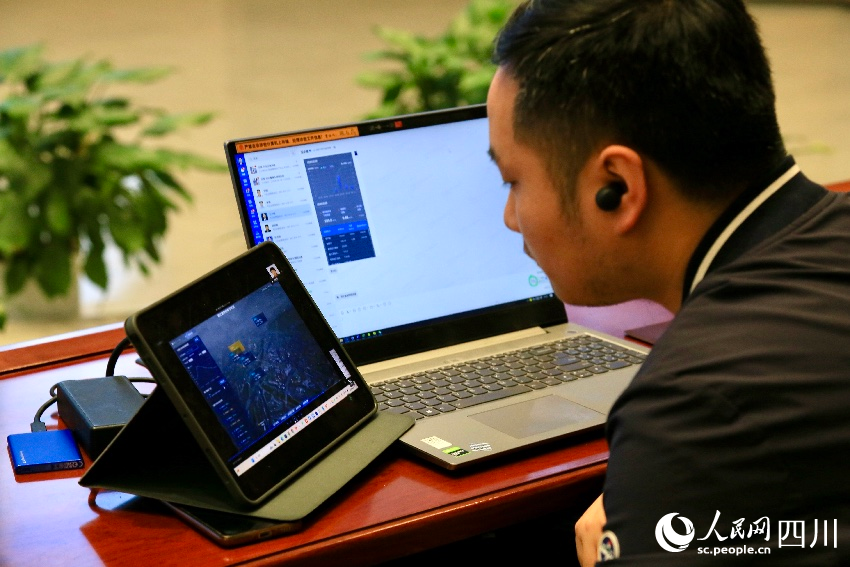 指揮中心的工作人員。人民網(wǎng)記者 朱虹攝