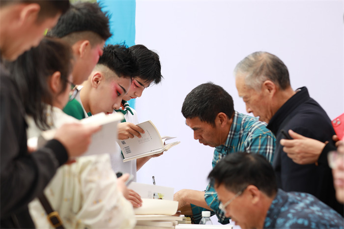 群眾積極參加現(xiàn)場活動。夏俊林攝