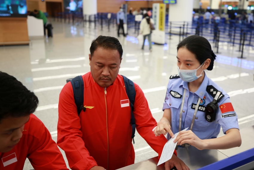 湯尤杯決賽涉賽會人員正在填寫外國人入境卡。成都出入境邊防檢查站供圖
