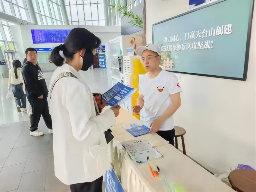 邛崍市成雅高鐵邛崍站城市志愿服務(wù)小站。共青團(tuán)成都市委供圖
