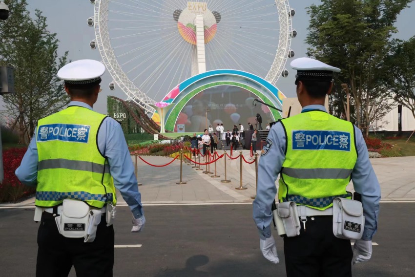 民警正在執(zhí)行成都世園會(huì)安保工作。成都公安供圖